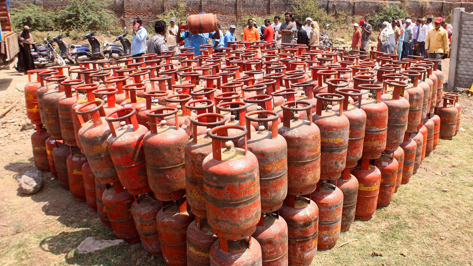 LPG Cylinder Booking Rules: மே 1 முதல் கேஸ் சிலிண்டர் புக்கிங் விதிகளில் அதிரடி மாற்றம்.. இனி OTP இல்லாமல் சிலிண்டர் கிடையாது!