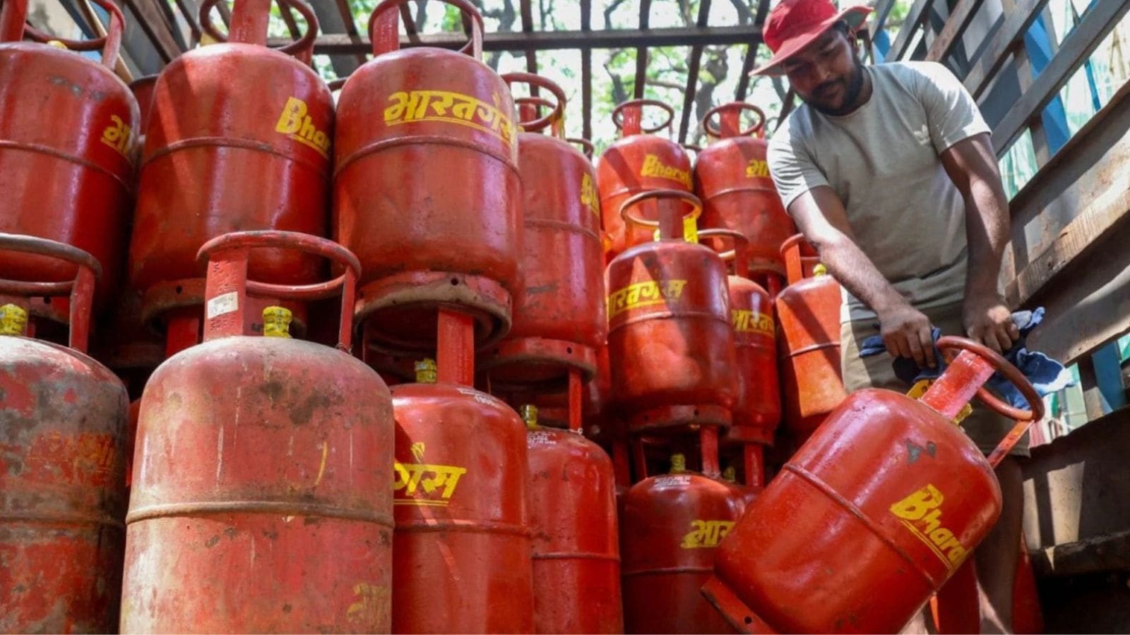 LPG Cylinder Booking Rules: மே 1 முதல் கேஸ் சிலிண்டர் புக்கிங் விதிகளில் அதிரடி மாற்றம்.. இனி OTP இல்லாமல் சிலிண்டர் கிடையாது!
