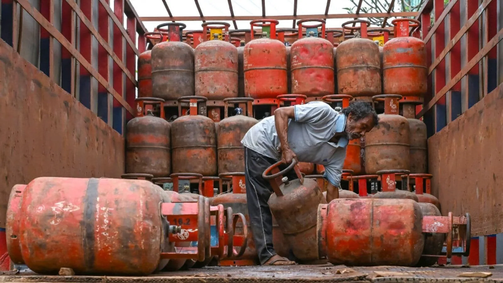 LPG Cylinder Booking Rules: மே 1 முதல் கேஸ் சிலிண்டர் புக்கிங் விதிகளில் அதிரடி மாற்றம்.. இனி OTP இல்லாமல் சிலிண்டர் கிடையாது!